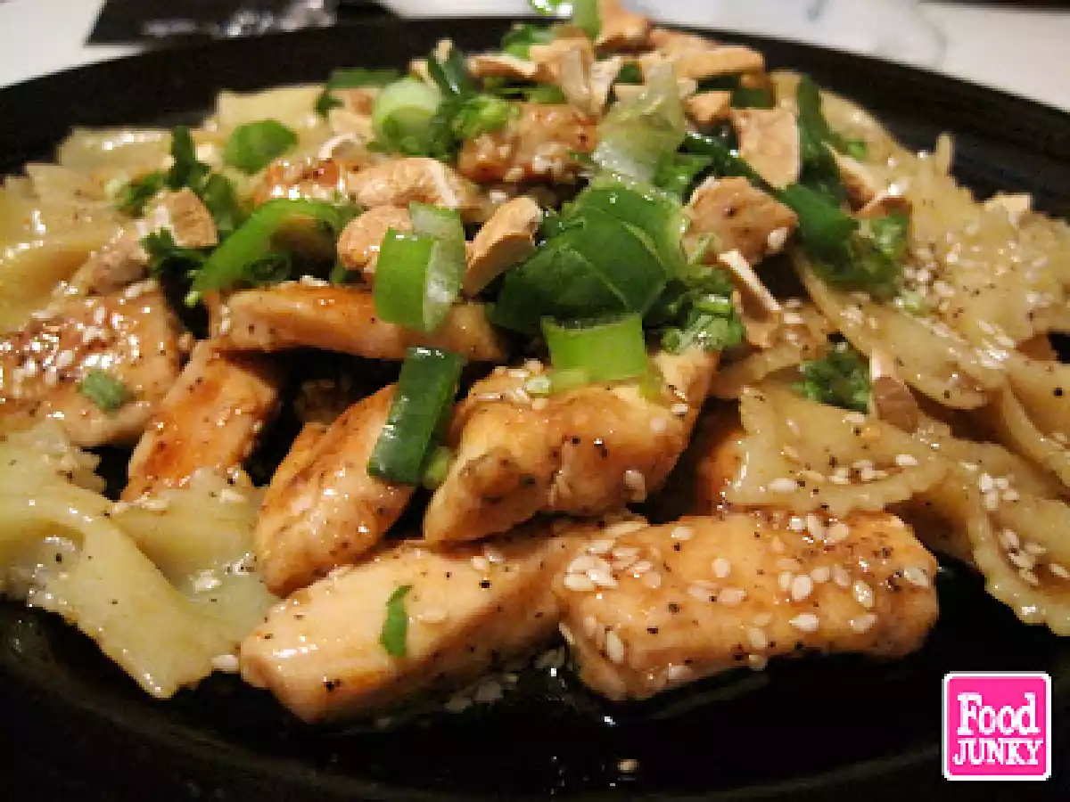 Ensalada de pasta y pollo con aderezo ajonjolí - foto 4