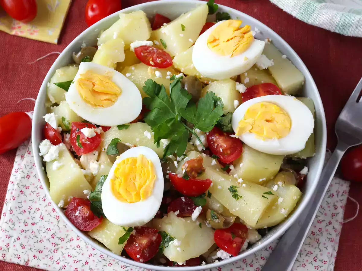 Ensalada de patata con queso feta, huevo y tomates cherry - foto 2