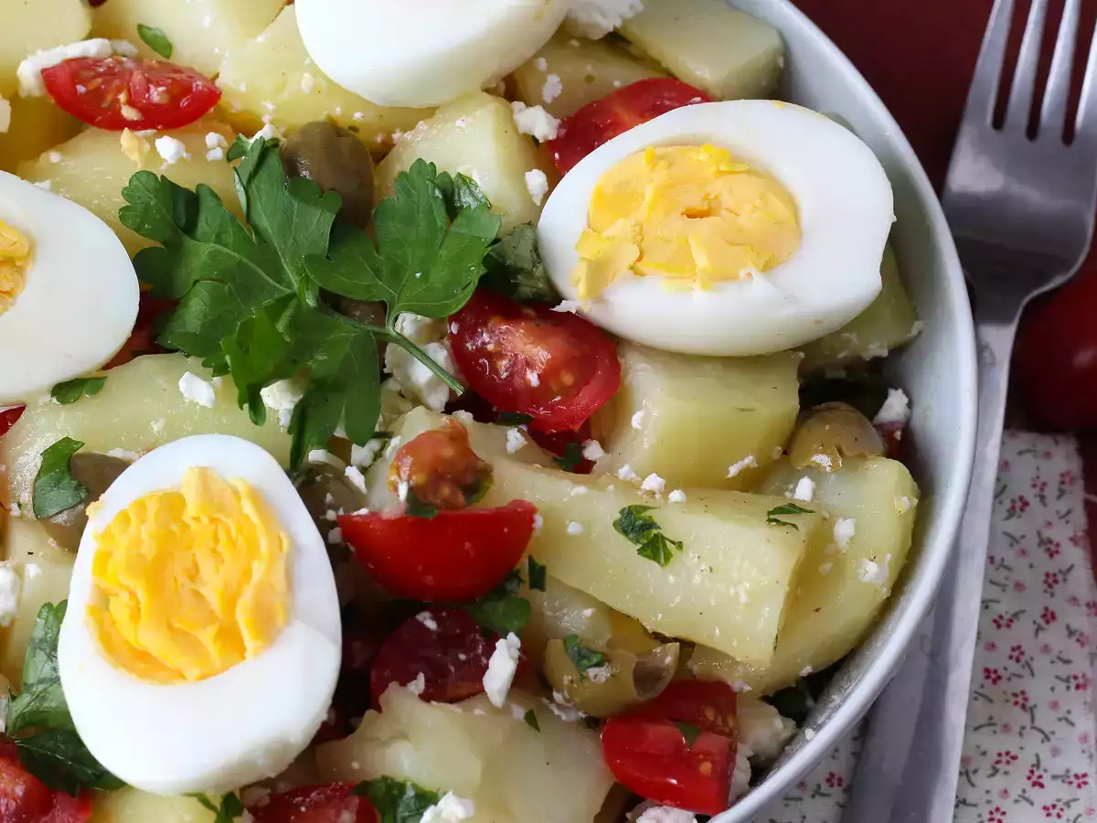 Ensalada de patata con queso feta, huevo y tomates cherry - foto 3