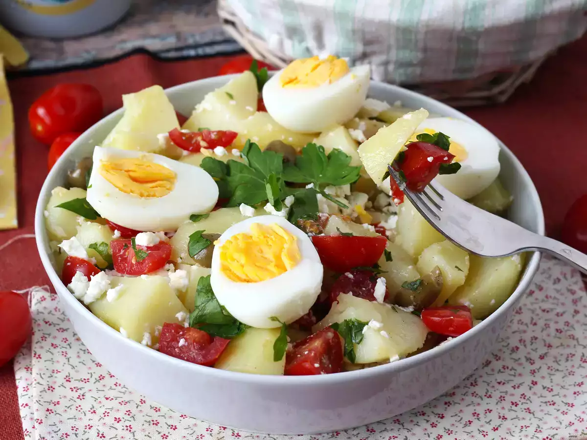 Ensalada de patata con queso feta, huevo y tomates cherry - foto 4