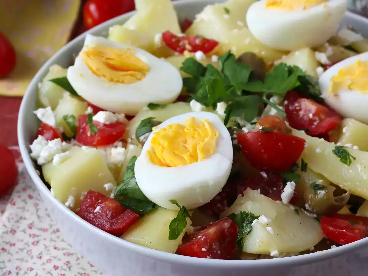 Ensalada de patata con queso feta, huevo y tomates cherry - foto 5