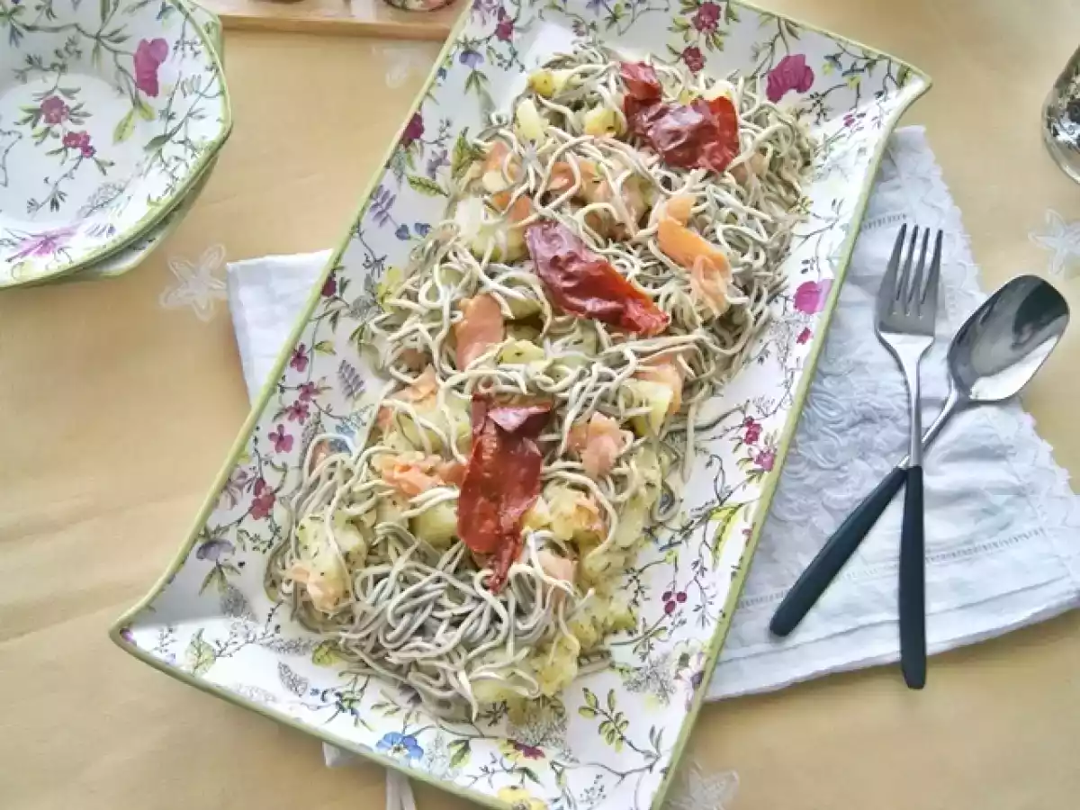 Ensalada de patata, salmón y gulas