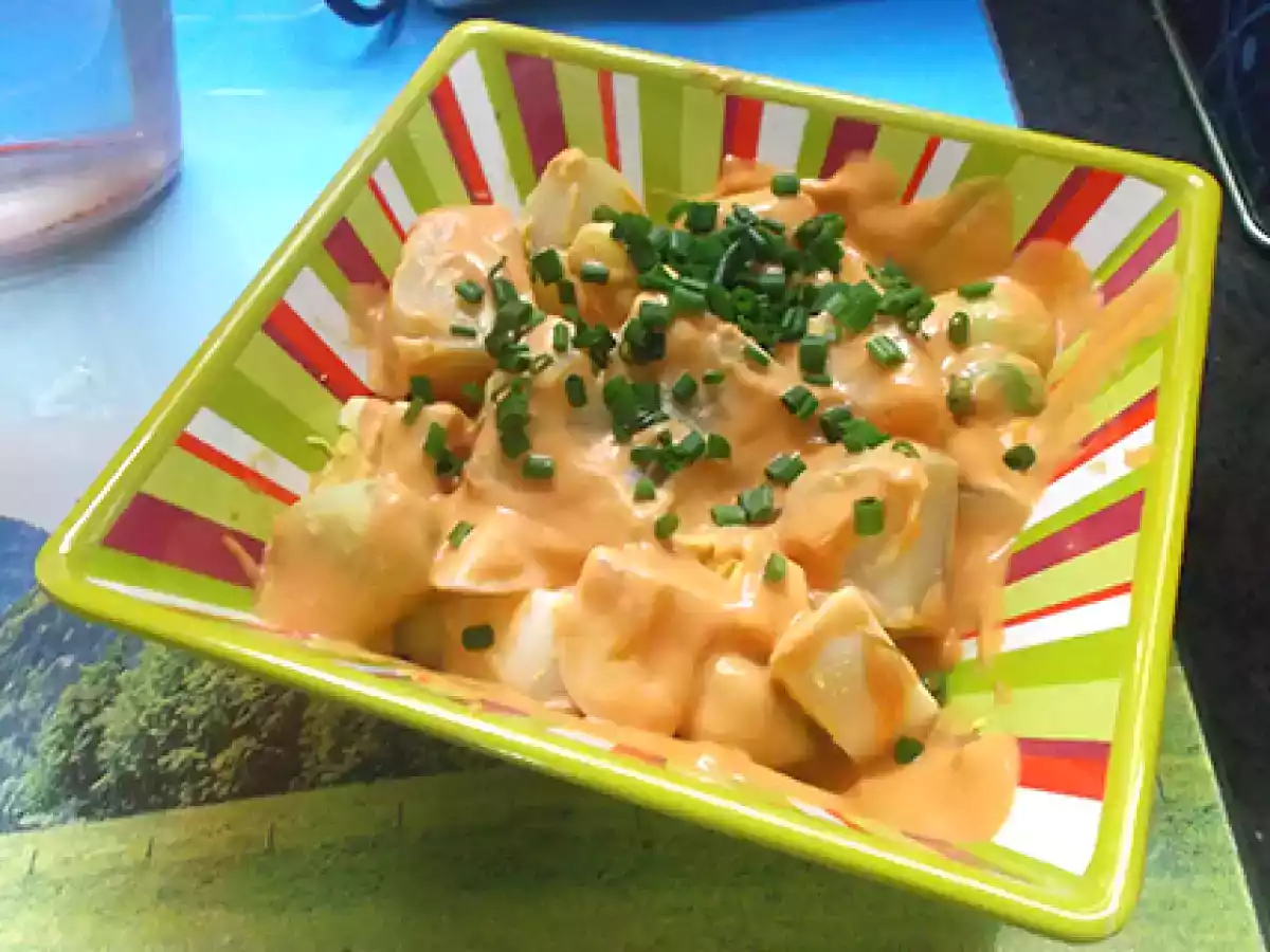 Ensalada de patata y huevo con salsa rosa