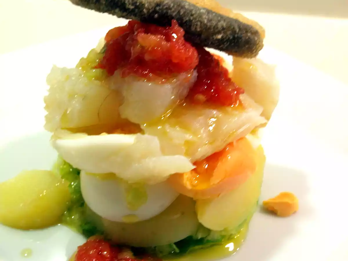 ensalada de patatas con crujiente de bacalao