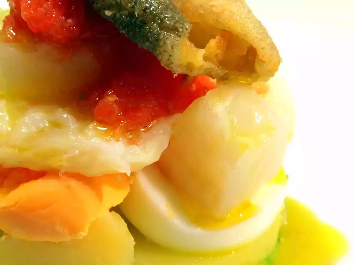 ensalada de patatas con crujiente de bacalao - foto 2