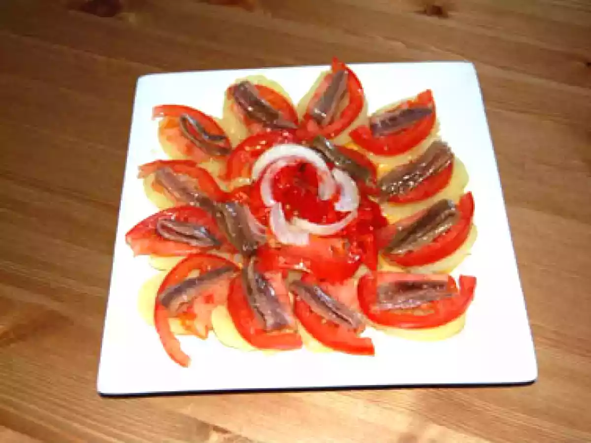 Ensalada de patatas, pimientos y anchoas