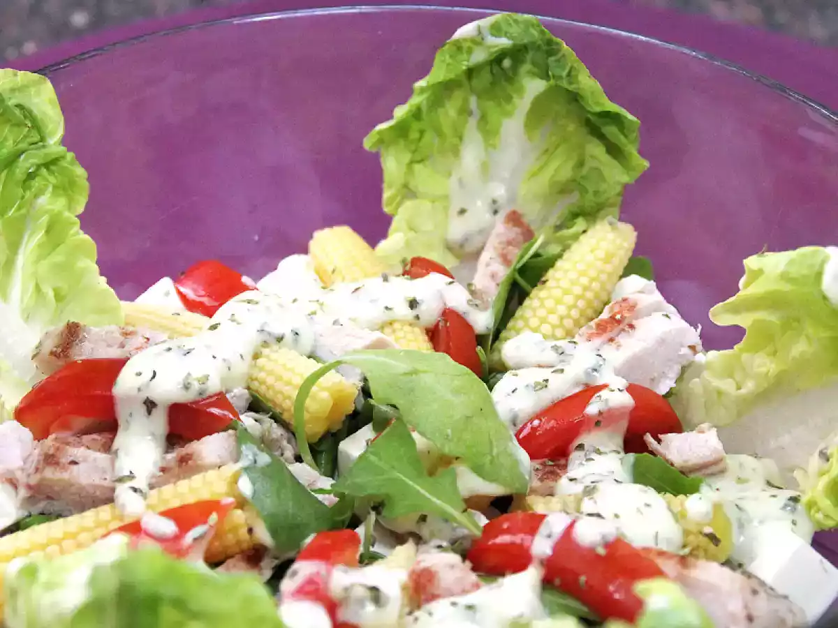 Ensalada de pavo y queso con vinagreta de yogur