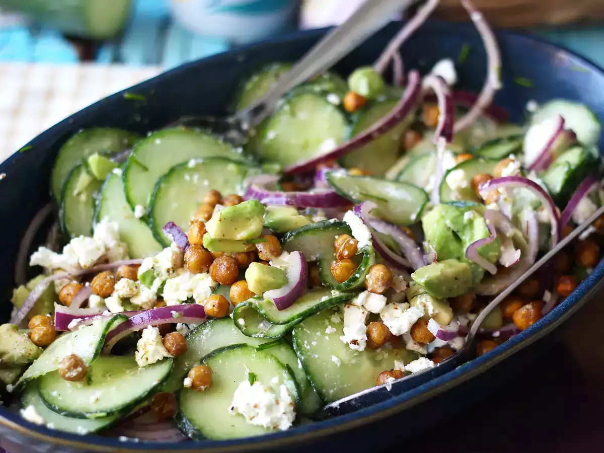 Ensalada de pepino, garbanzos tostados, aguacate y feta - foto 2
