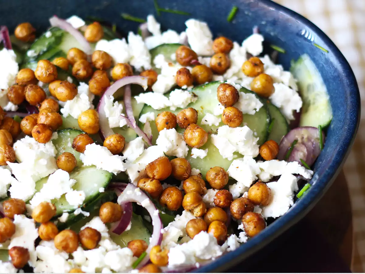 Ensalada de pepino, garbanzos tostados, aguacate y feta - foto 3
