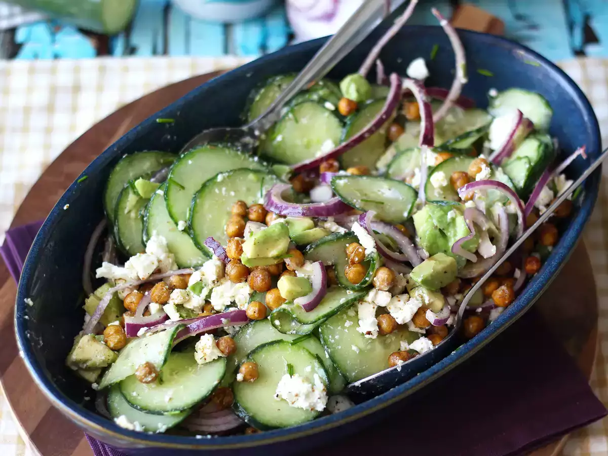 Ensalada de pepino, garbanzos tostados, aguacate y feta - foto 4