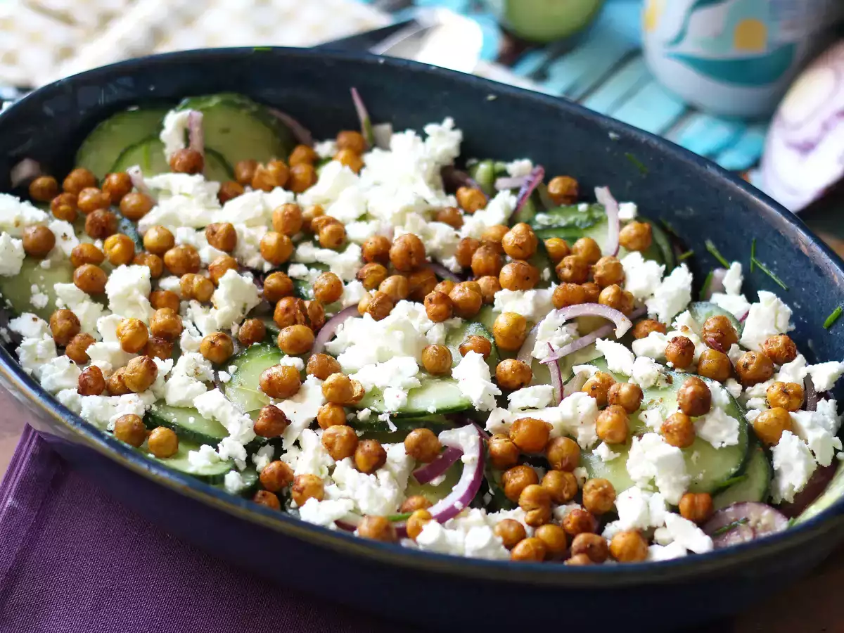 Ensalada de pepino, garbanzos tostados, aguacate y feta - foto 5
