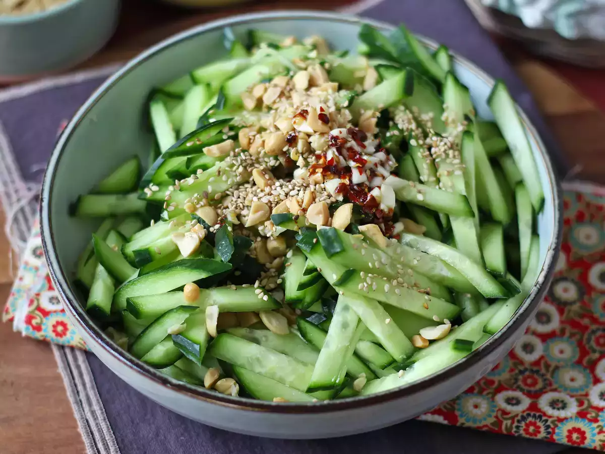 Ensalada de pepino picante con cacahuetes y sésamo - foto 2