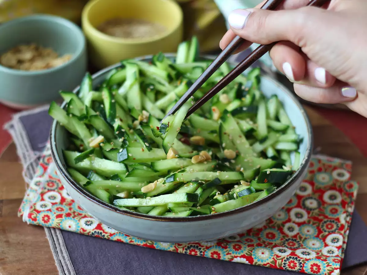 Ensalada de pepino picante con cacahuetes y sésamo - foto 3