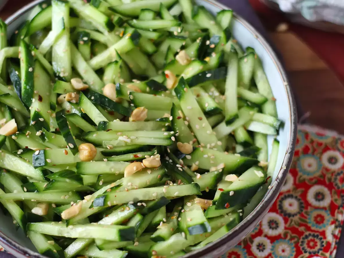 Ensalada de pepino picante con cacahuetes y sésamo - foto 4