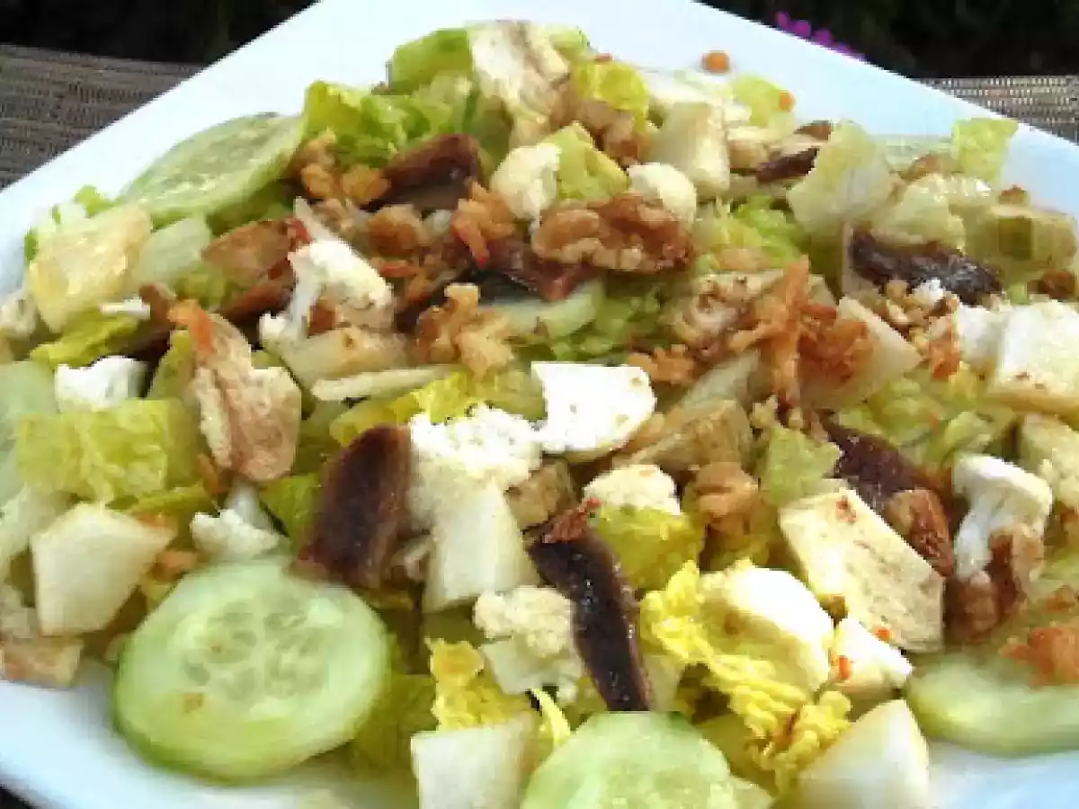 Ensalada de pera, anchoa, cebolla y nueces