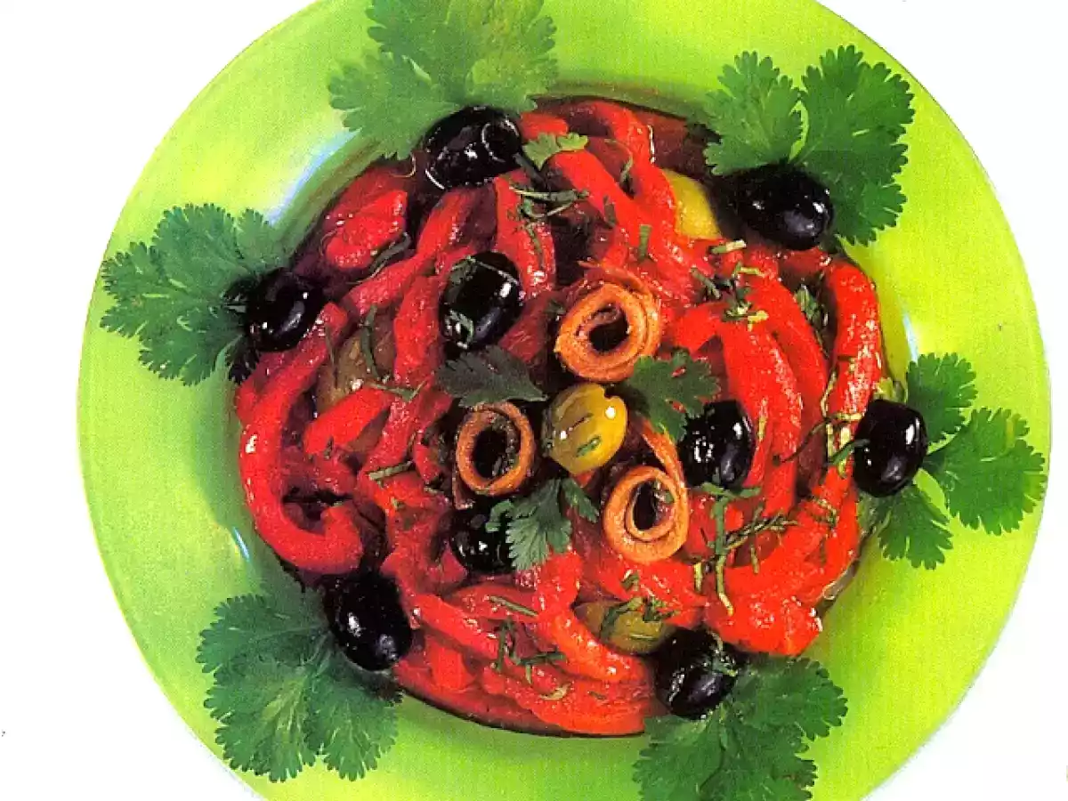 Ensalada de pimientos asados, aceitunas y anchoas