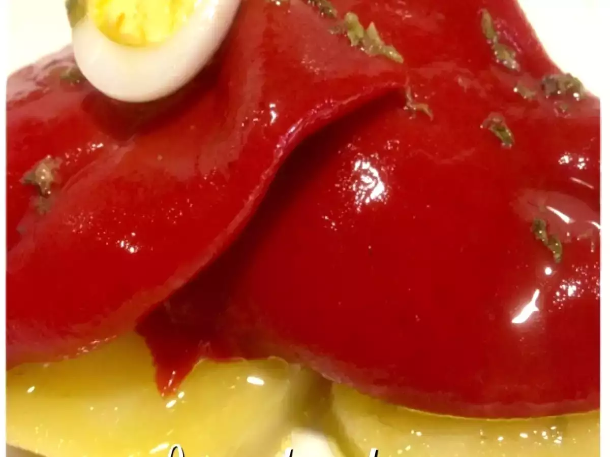 ENSALADA DE PIMIENTOS DE PIQUILLO, PATATA Y HUEVOS DE CODORNIZ - foto 2