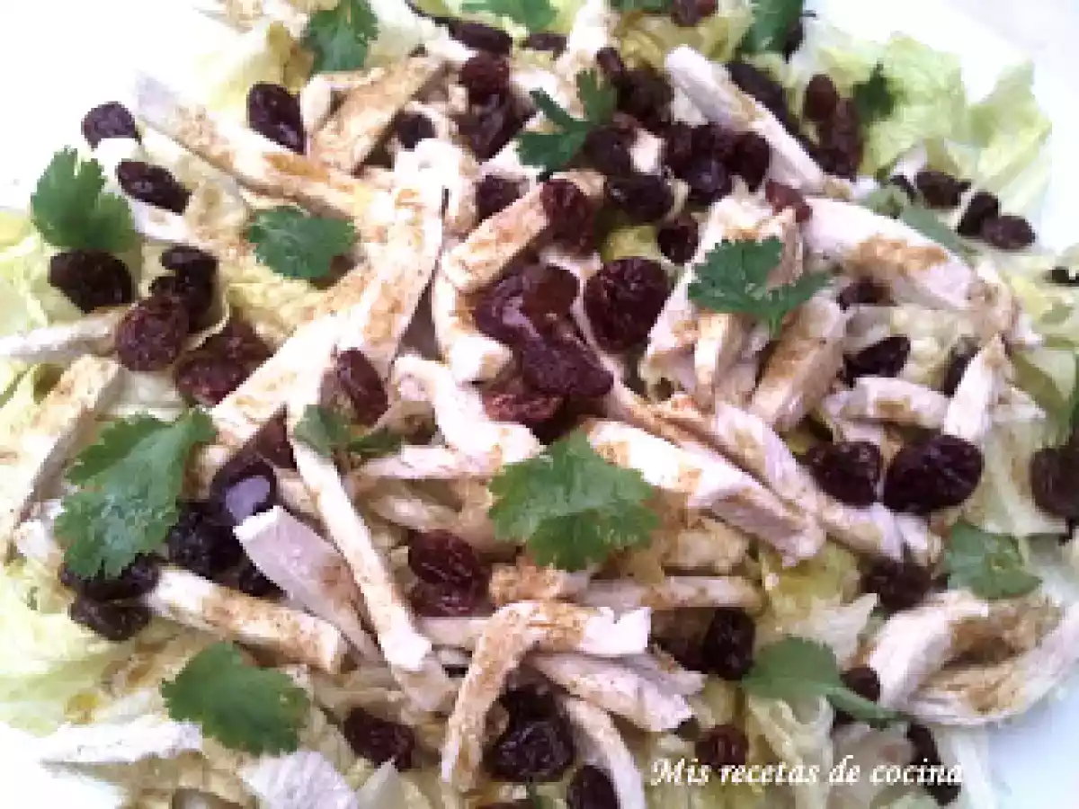 Ensalada de pollo con pasas y salsa de limón