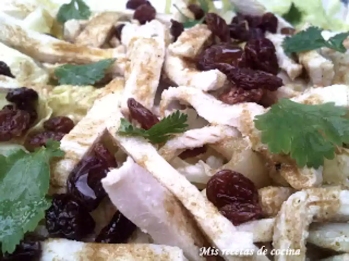 Ensalada de pollo con pasas y salsa de limón - foto 2