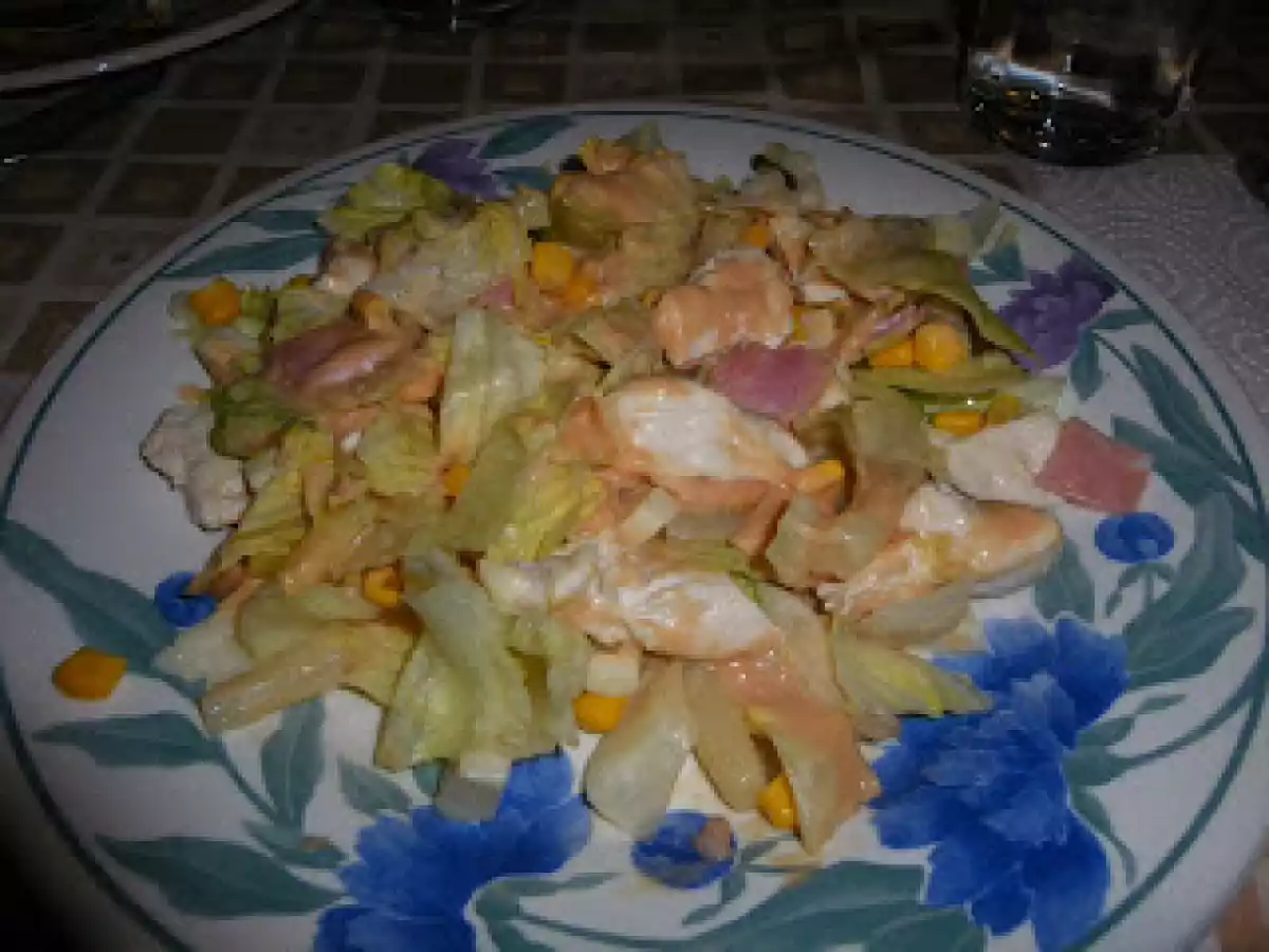 Ensalada de pollo con salsa rosa.