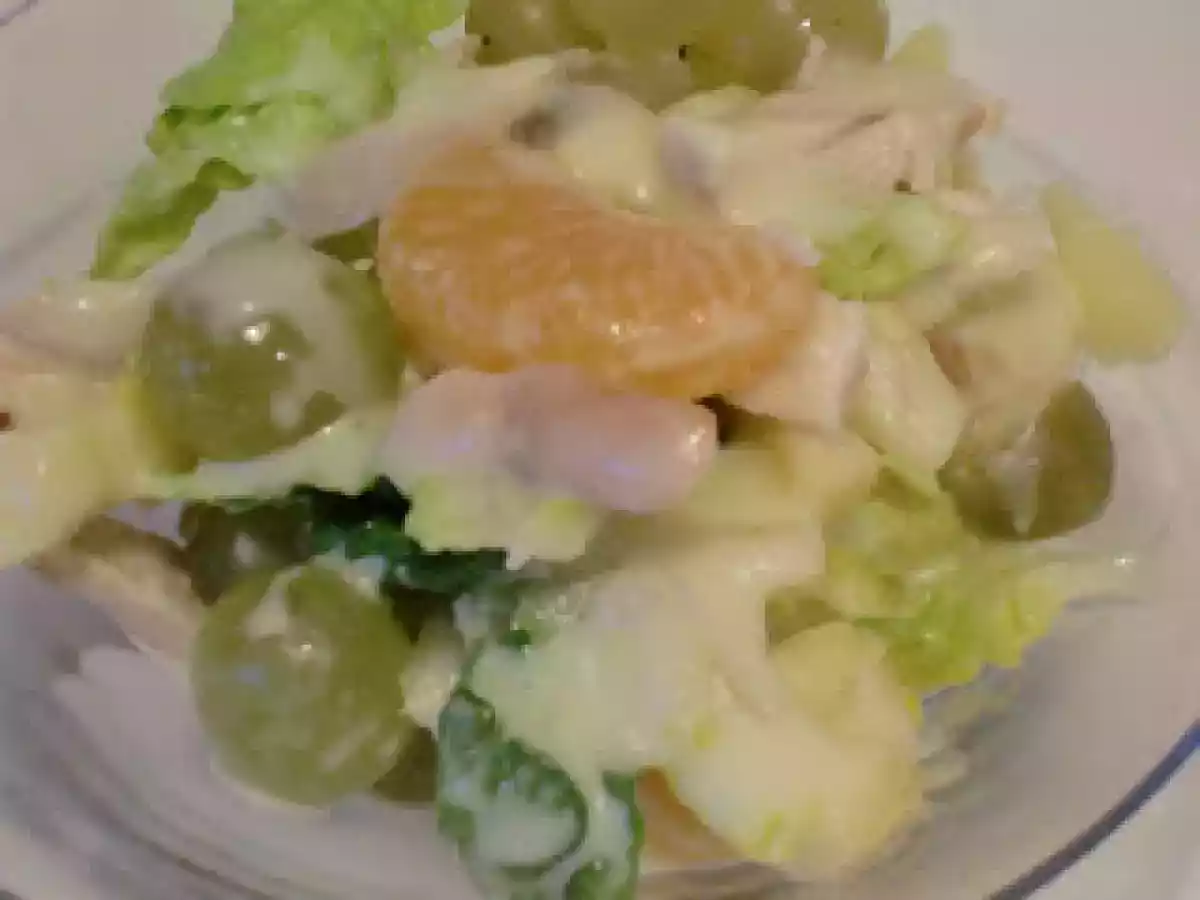 Ensalada de pollo y frutas con yoguresa