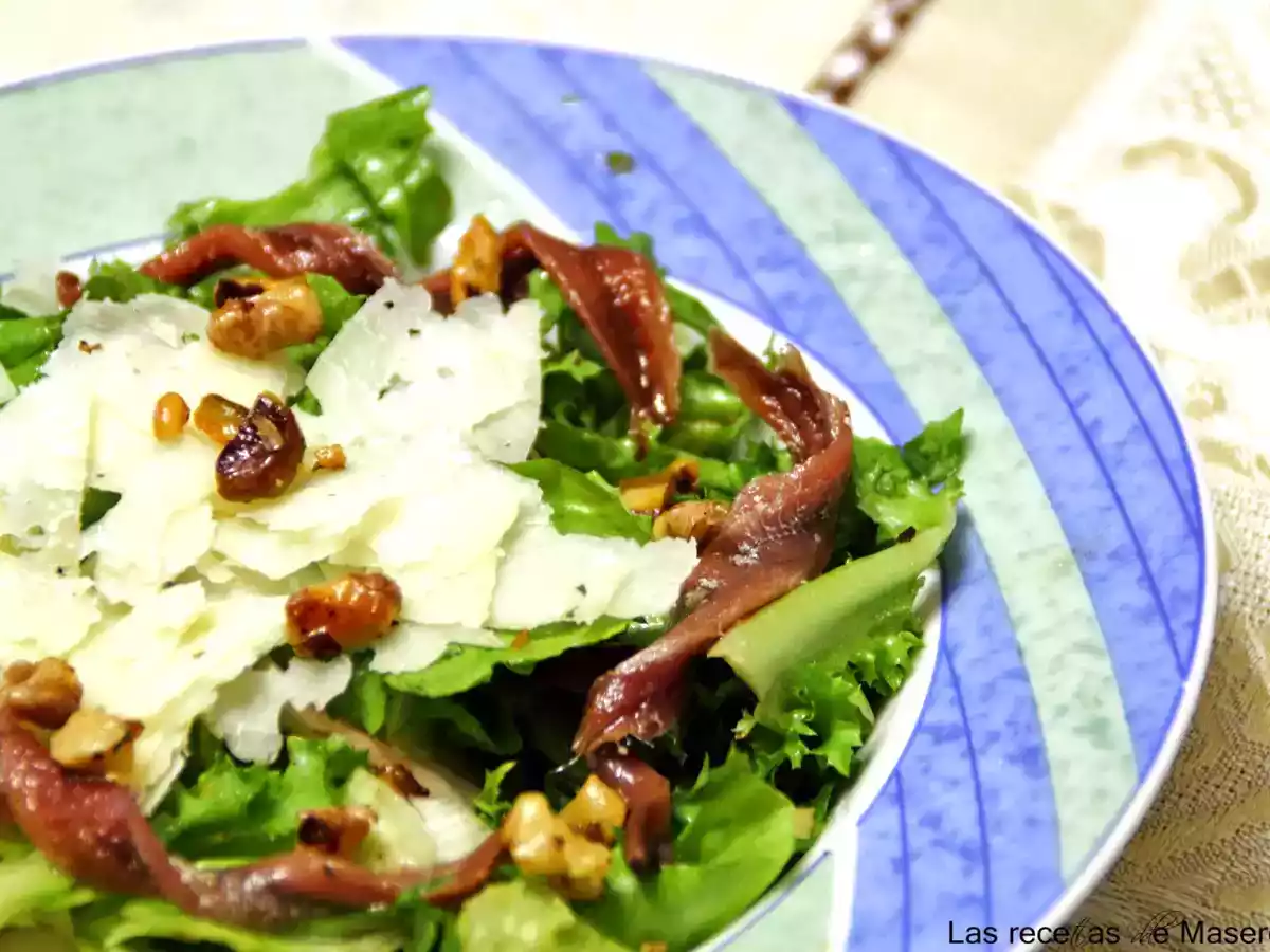 Ensalada de queso, anchoas y vinagreta de frutos secos