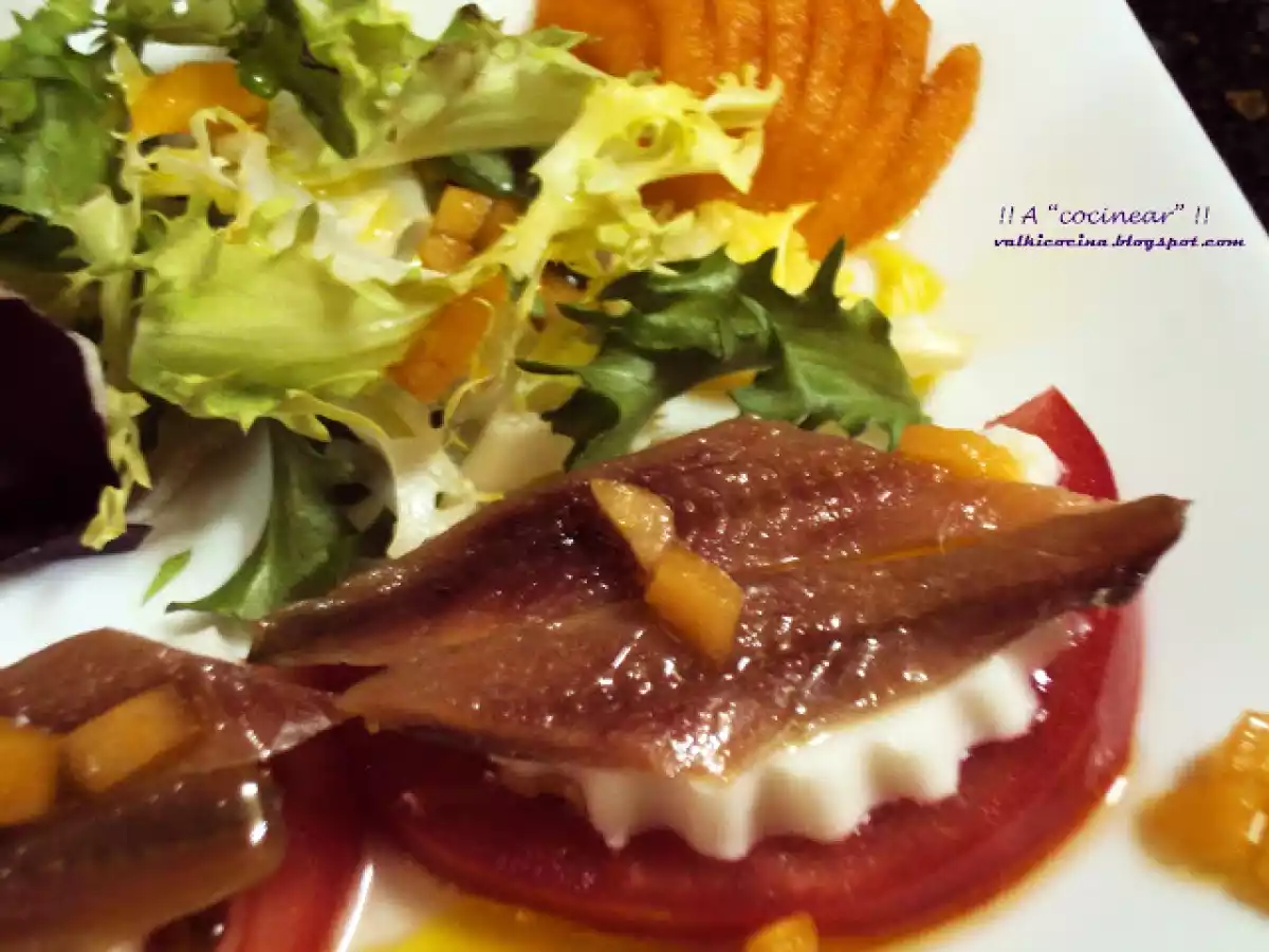 Ensalada de queso burgos y anchoas con vinagreta de fruta