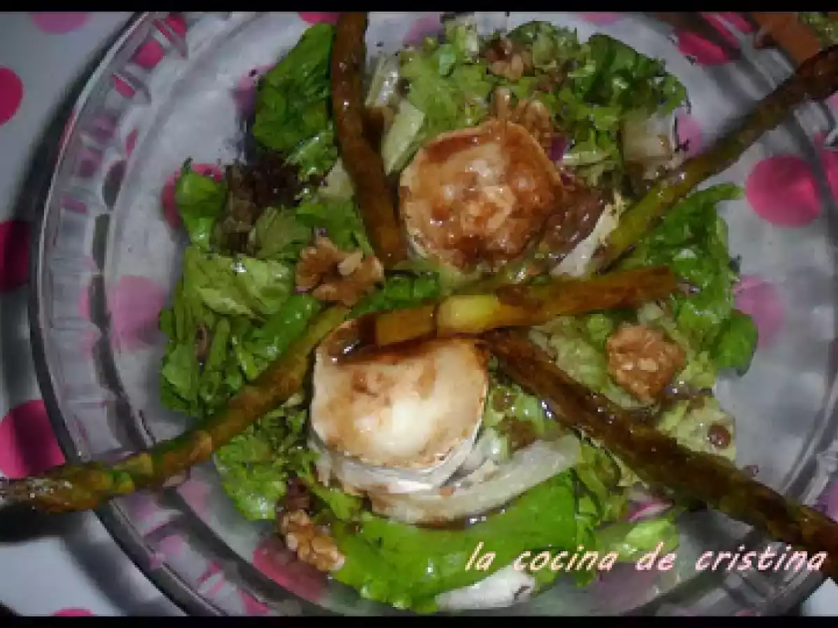 ENSALADA DE QUESO DE CABRA Y ESPARRAGOS TRIGUEROS