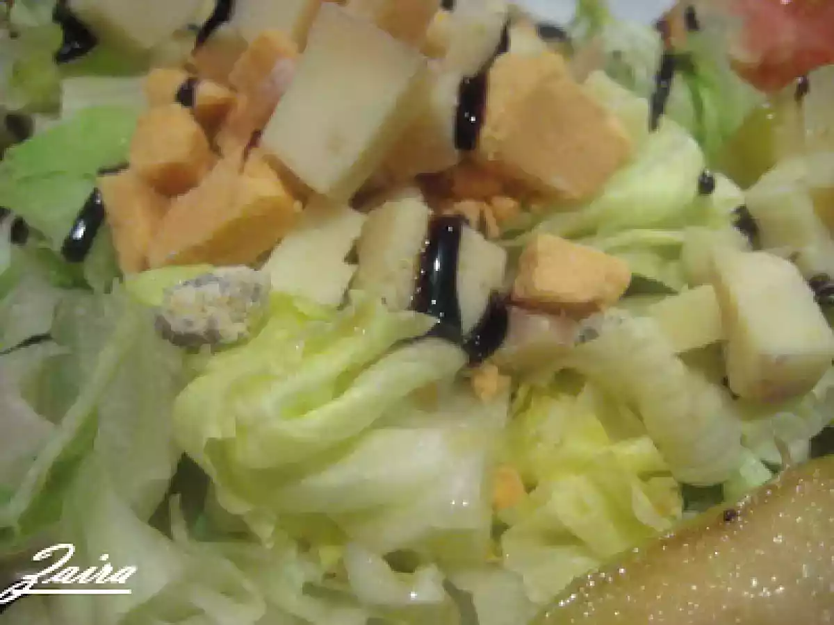Ensalada de quesos y manzana con crema de balsámico