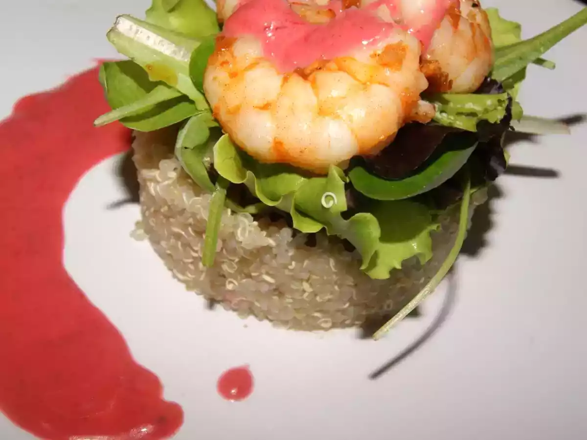 Ensalada de quinoa y langostinos con vinagreta de frambuesas
