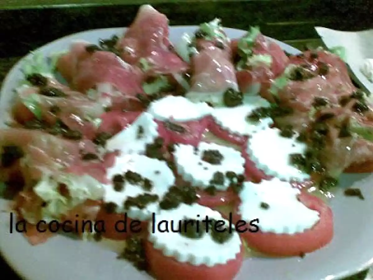 ENSALADA DE ROLLITOS DE JAMÓN SERRANO CON ALIÑO DE ACEITUNAS NEGRAS