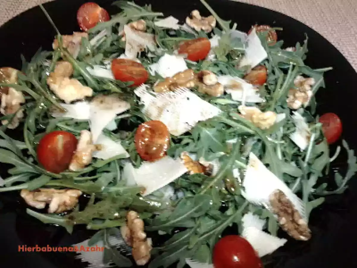 ENSALADA DE RUCULA Y GRANA PADANO CON VINAGRETA DE CREMA BALSAMICA DE MODENA