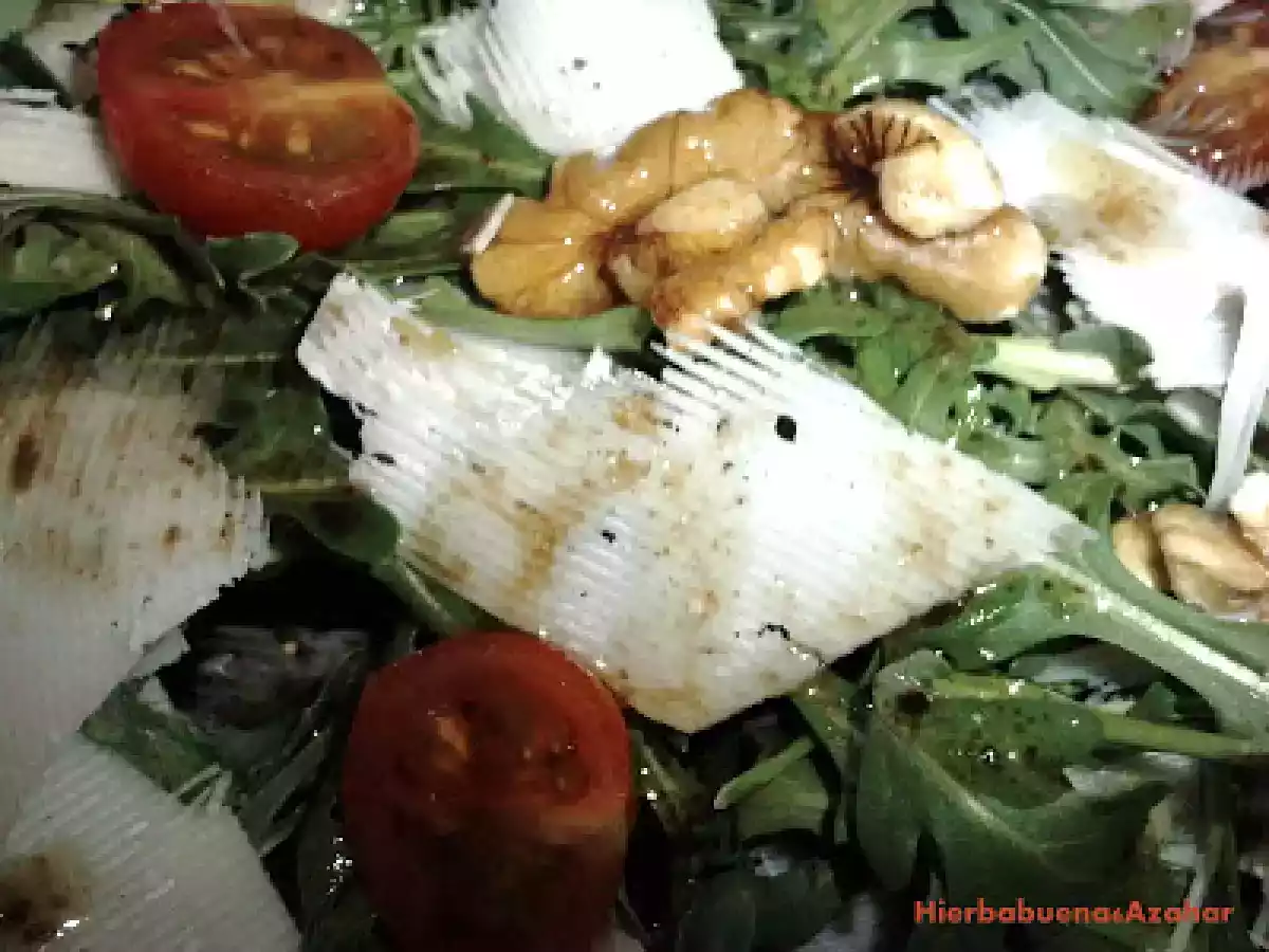 ENSALADA DE RUCULA Y GRANA PADANO CON VINAGRETA DE CREMA BALSAMICA DE MODENA - foto 2