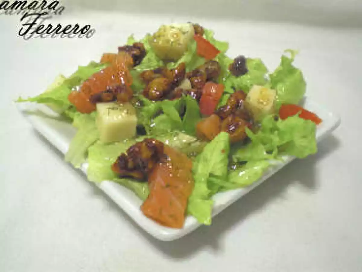 Ensalada de salmon a la vinagreta de melocoton y mostaza.