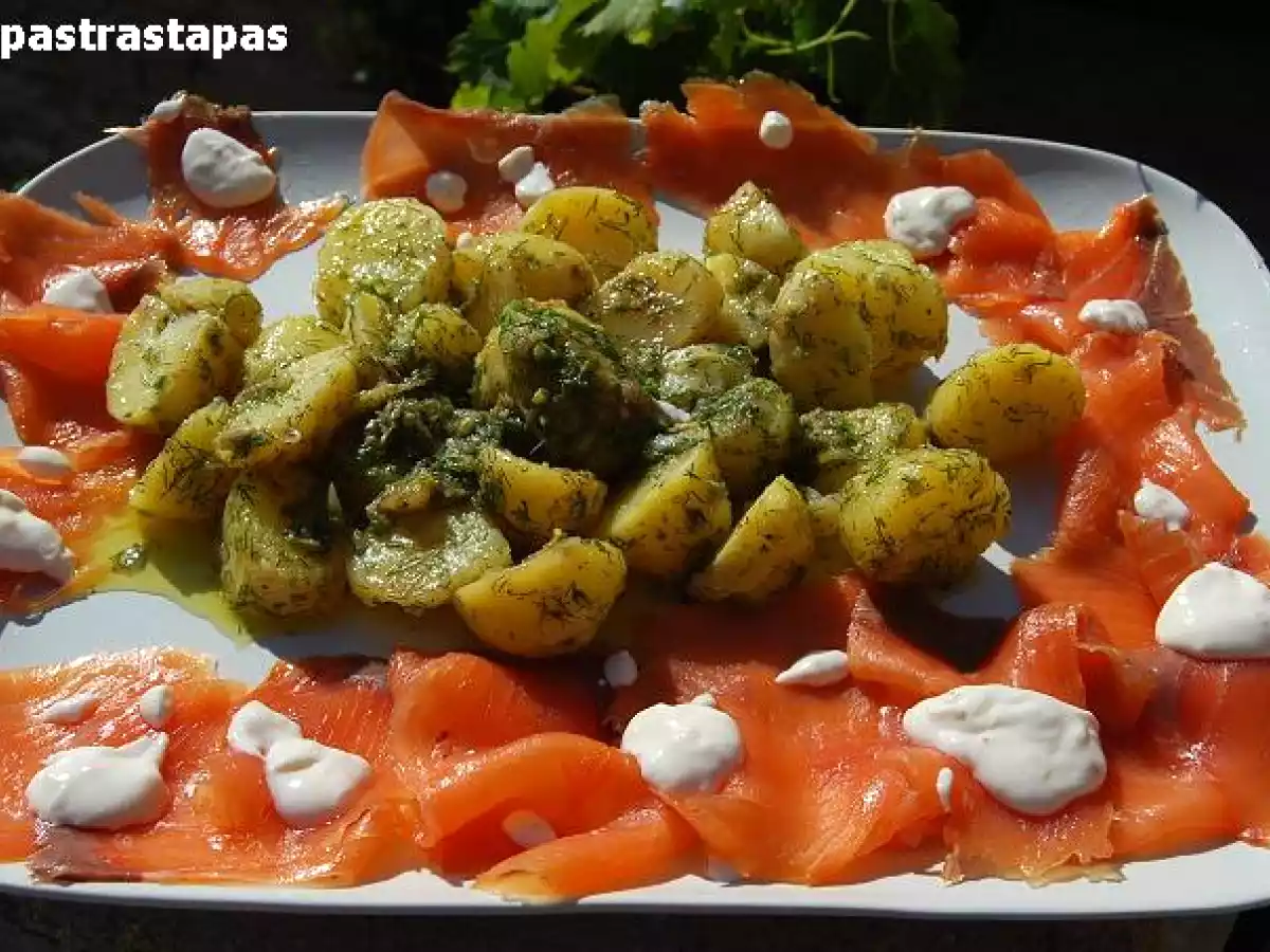 Ensalada de salmón con patatas al eneldo