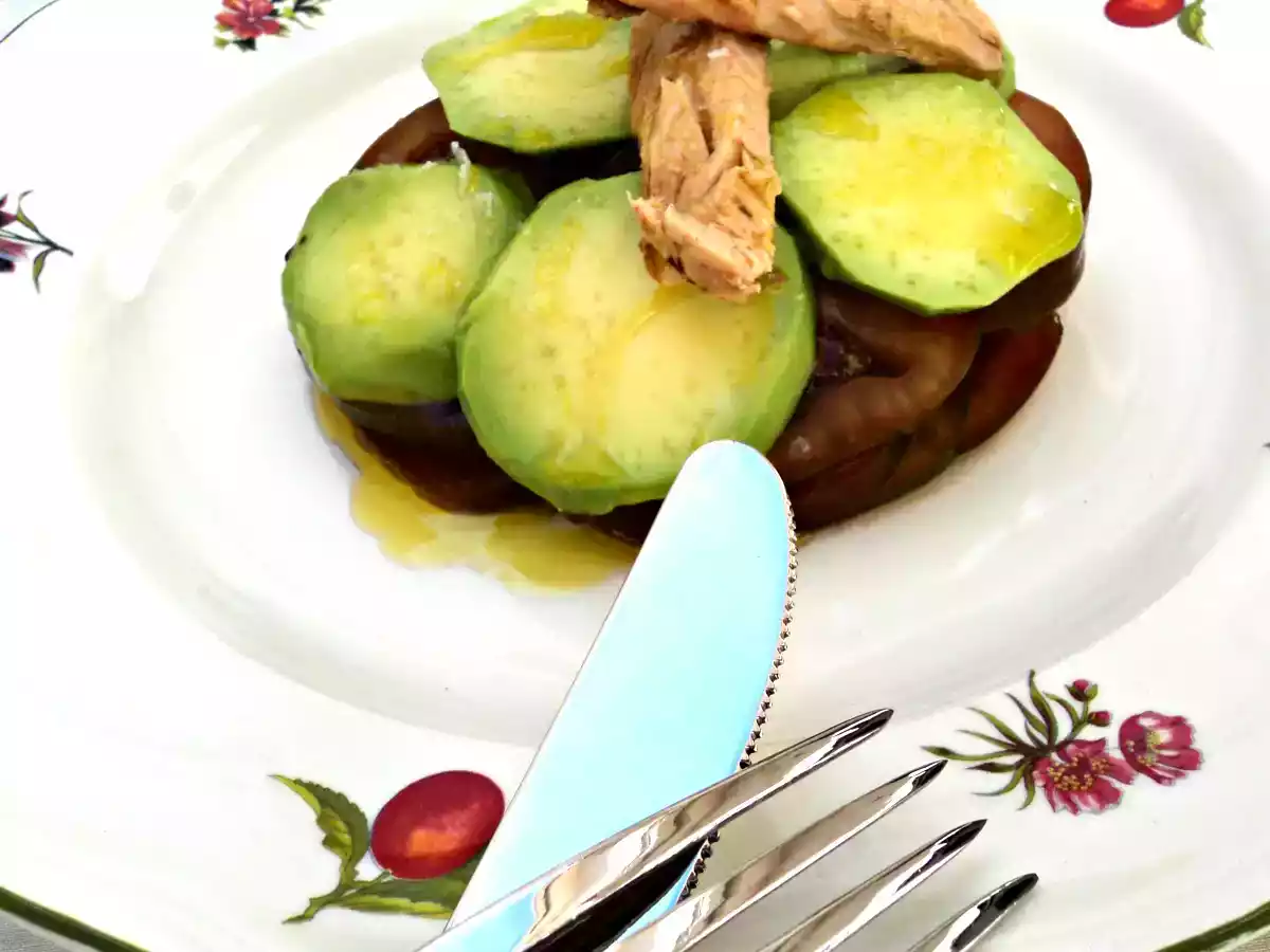 Ensalada de tomate, aguacate y melva