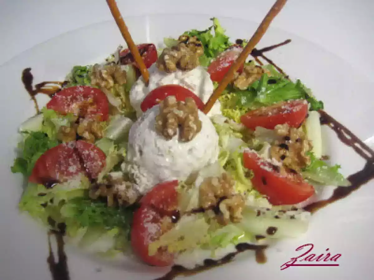 Ensalada de tomate con nueces, helado de queso y crema de balsámico