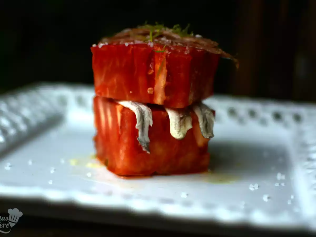 Ensalada de tomate de Barbastro, anchoas y boquerones