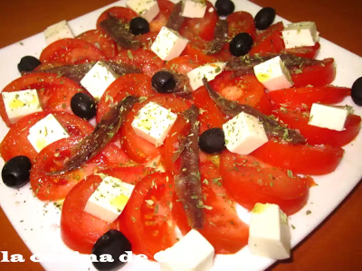 Ensalada de tomate, mozzarella y anchoas