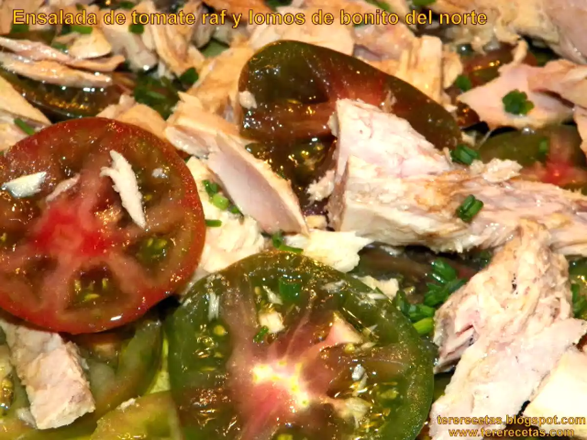 Ensalada de tomate raf y lomos de bonito del norte.