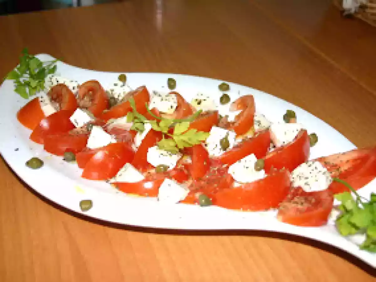 Ensalada de tomate y mozzarela con alcaparras, albahaca y orégano - foto 2