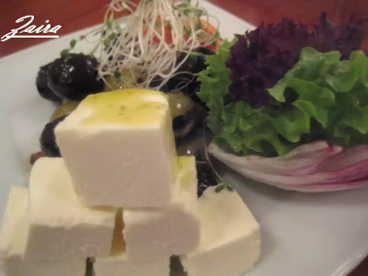 Ensalada de tomates cherry, aceitunas