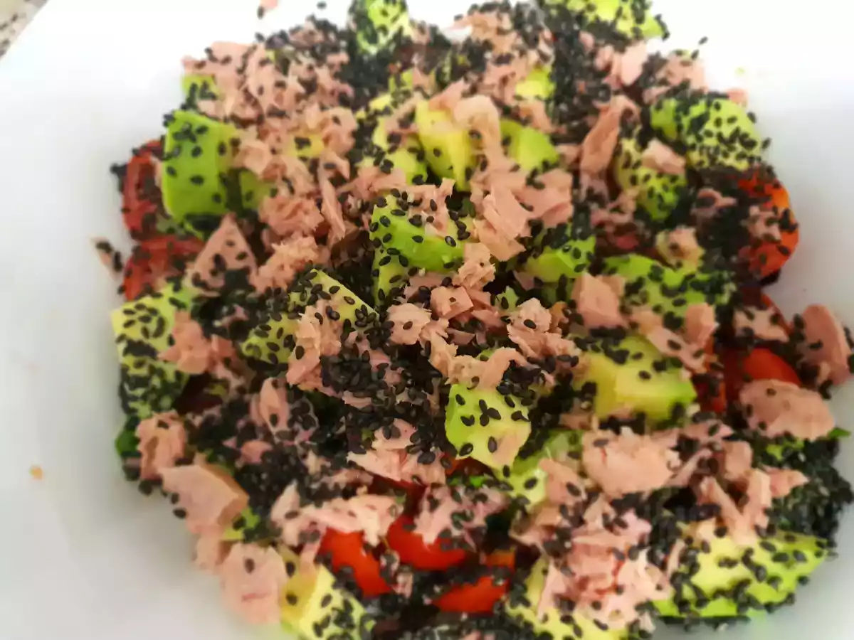 Ensalada de tomates cherry y aguacates con semillas de sésamo negro y albahaca