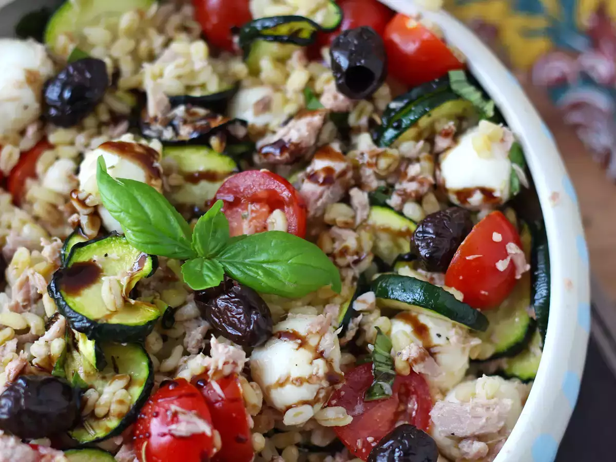 Ensalada de trigo con atún y mozzarella: fresca, mediterránea y perfecta para el verano