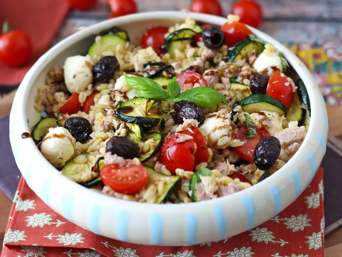 Ensalada de trigo con atún y mozzarella: fresca, mediterránea y perfecta para el verano - foto 2