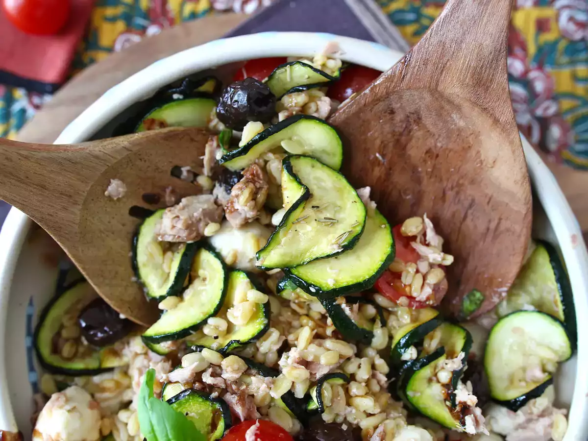 Ensalada de trigo con atún y mozzarella: fresca, mediterránea y perfecta para el verano - foto 3