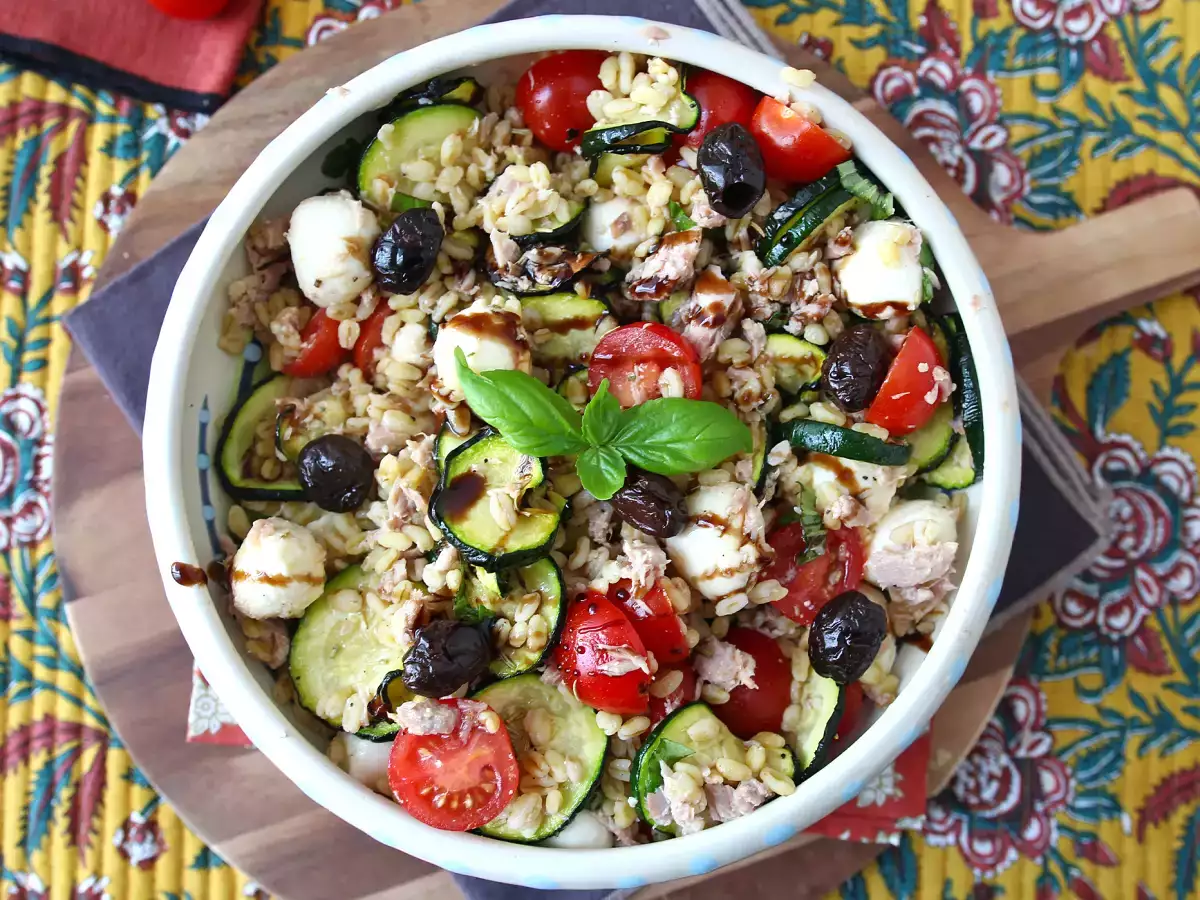 Ensalada de trigo con atún y mozzarella: fresca, mediterránea y perfecta para el verano - foto 4