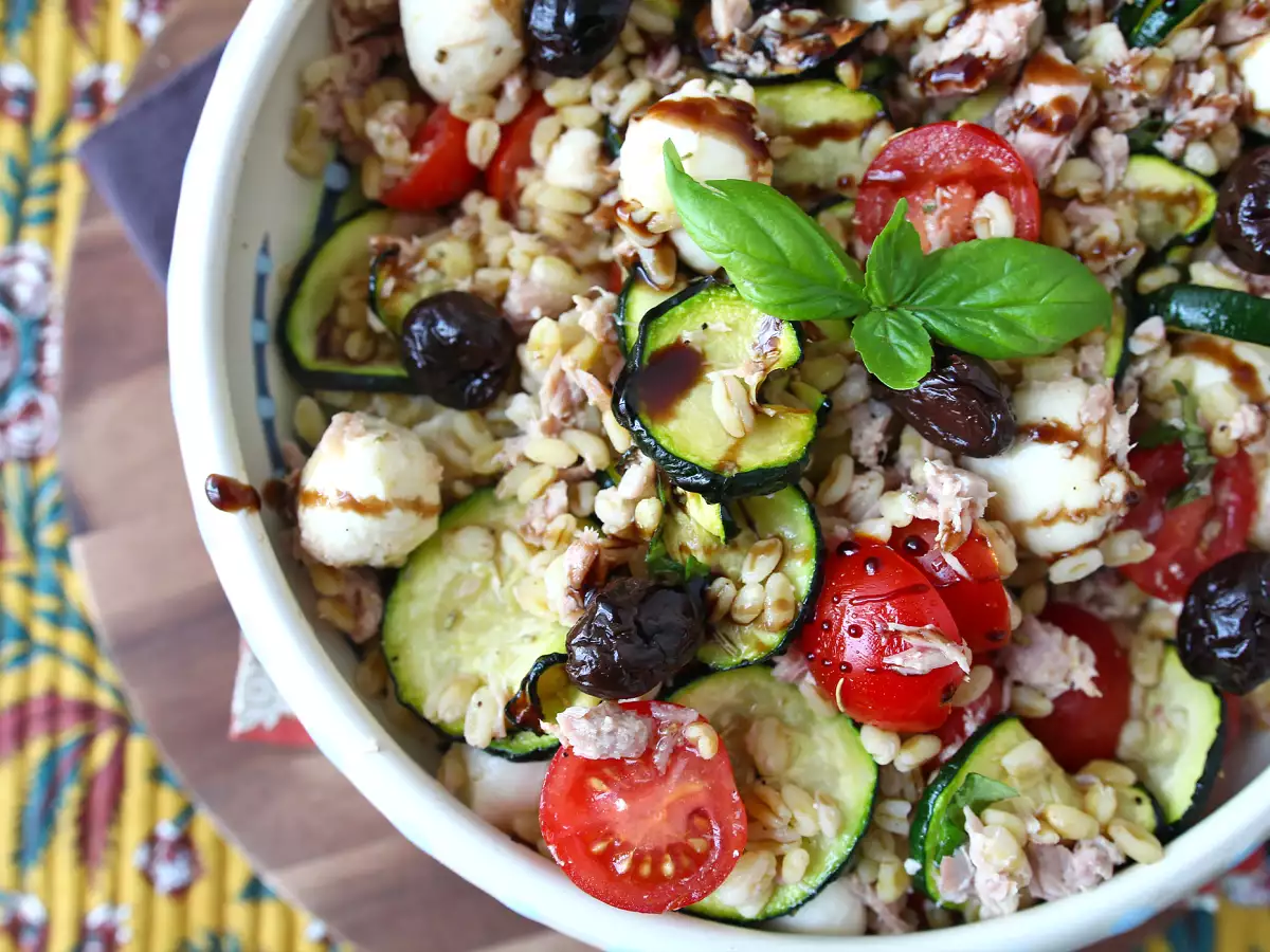 Ensalada de trigo con atún y mozzarella: fresca, mediterránea y perfecta para el verano - foto 5