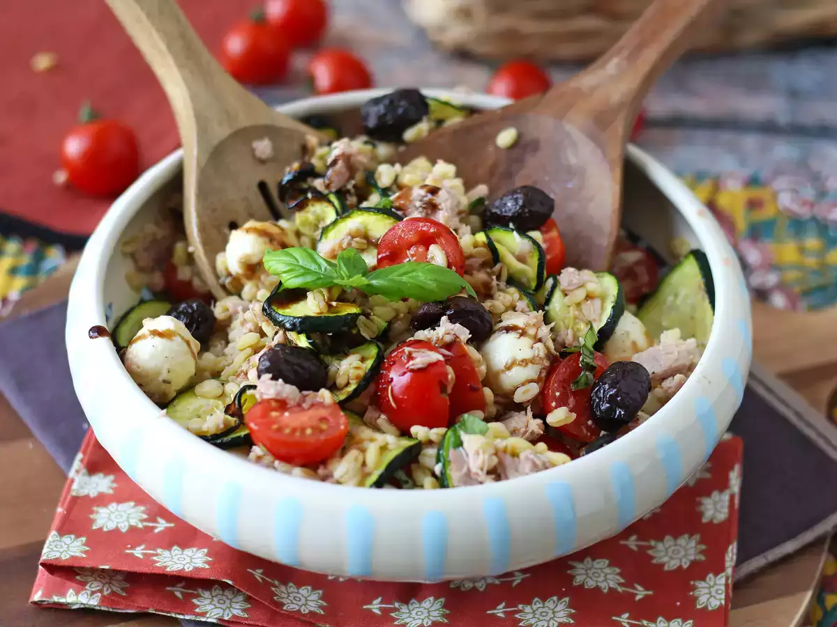 Ensalada de trigo con atún y mozzarella: fresca, mediterránea y perfecta para el verano - foto 6