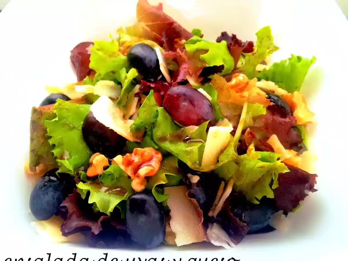 Ensalada de uvas y queso